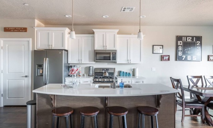 Hurricane House | Discover Zion Mountain nearby, 3-bedroom townhome-Private Hot Tub