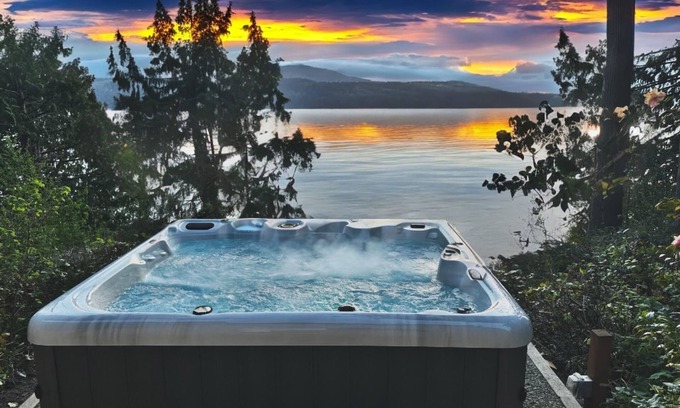 Adelma Beach Cabin | Discovery Bay Lookout: Hot Tub, Sauna & More!