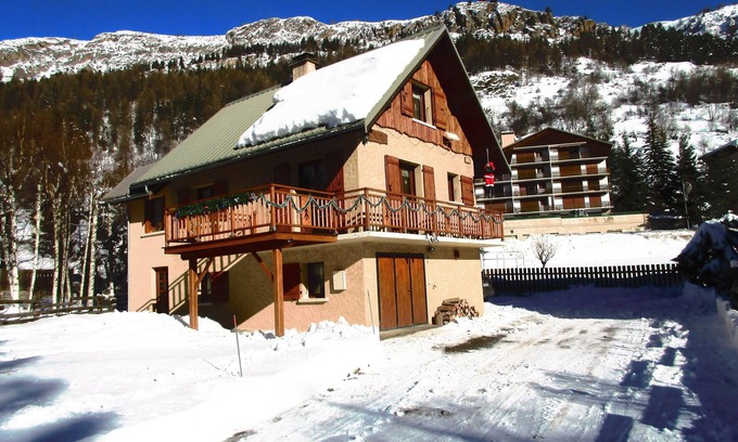 Monetier-les-Bains Ski Chalet | DISCRETELY STYLISE MOUNTAIN CHALET FOR 9 PEOPLE.