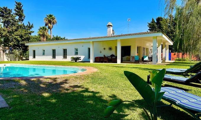 Campano Ski Chalet | Disfruta del Silencio, las Vistas al Bosque y la Piscina a 1 km de la playa.