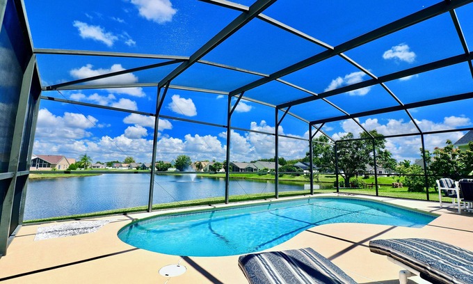 Lakeside Estates House | Disney Location with Secluded Pool and King Sized 4-Poster Bed