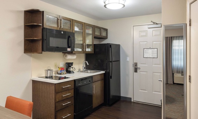 Anaheim Resort Hotel | Disneyland Adventure! Outdoor Pool, Shuttle Service, Onsite Parking!