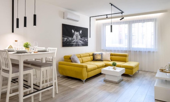Gyor Apartment | Divat Apartments - Central Smart Homes