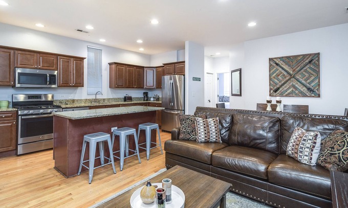 Wrightwood Neighbors House | Diversey #1 - Lincoln Park Living: 5 Queen Beds / 2 FULL Bathroom