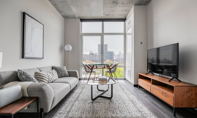 Near West Side Apartment | Divine West Loop 1BR w/Gym & Rooftop, nr Union Park, by Blueground