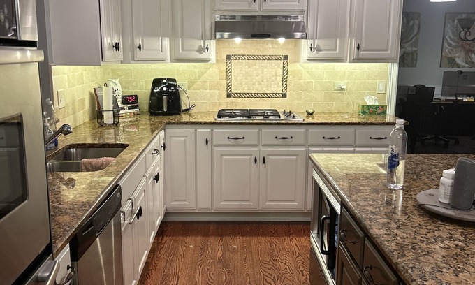 Fox Valley House | DNC Luxury corporate home. 30 from Chicago. Close by to highway or train.