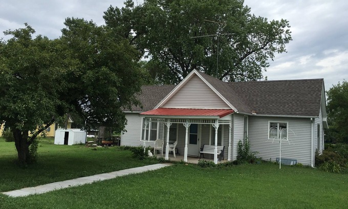 Randolph House | Doc's Hideaway, a Pet Friendly Home Near Manhattan