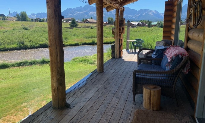Stanley House | Doc's Lodge The Perfect Sawtooth Escape