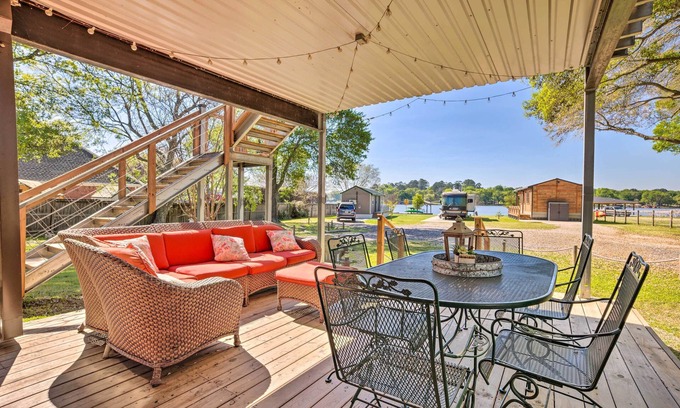 Willis Cabin | Dock Access + Rooftop Deck: Cabin on Lake Conroe