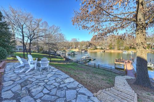Westport House | Dock Days by AvantStay Swimming Platform Dock