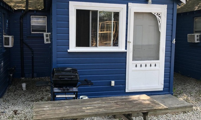 Wasaga Beach Cottage | Dock Life Cottage 4 - Riverside, 1 Bedroom, Wasaga