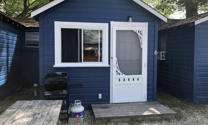 Wasaga Beach Cottage | Dock Life Cottage 6 - Riverside, 1 Bedroom, Wasaga
