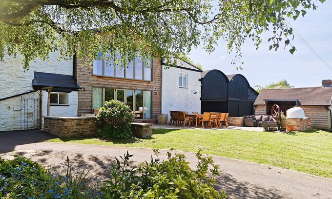 Steens Bridge House | Docklow House - Six Bedroom House, Sleeps 12