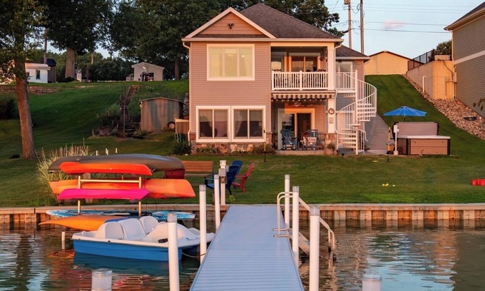 Bristol House | Dockside Daze | Lakefront + Hot Tub