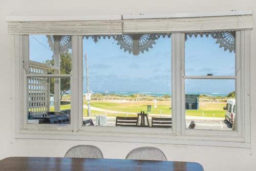 Lancelin House | Docs Cottage - Ocean Views