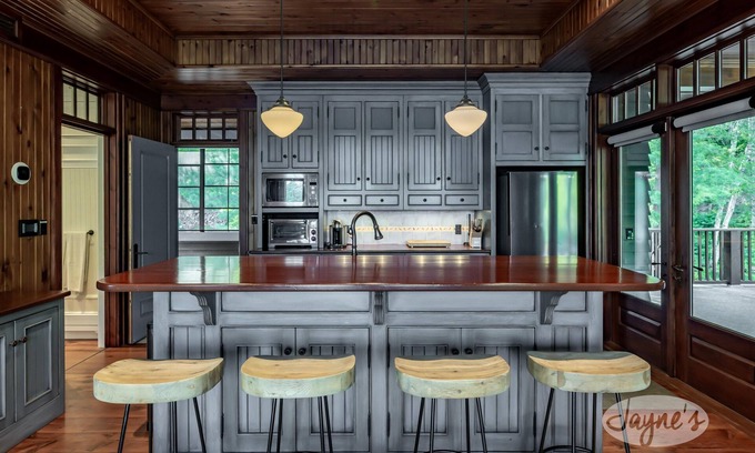 Muskoka Lakes Cottage | Doesn't Get Better! Muskoka Luxury! 7Bdrms, 5Bath, Boathouse! Bunkie!