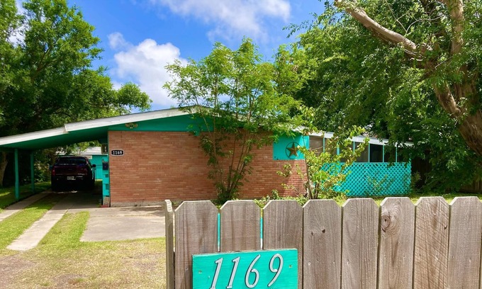 Aransas Pass House | Dog and Family friendly Fun at the Coast!!
