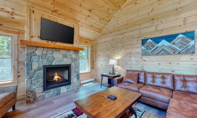 Carrabassett Valley Cabin | Dog-friendly cabin - Built in 2022!