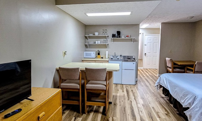 Baneberry Apartment | Dog-friendly, 1st-floor studio with golf view & gym - stroll to Douglas Lake