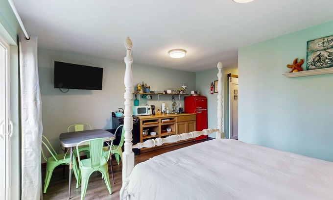 Grayland Condo | Dog-friendly, 1st-floor condo with hot tub & coastal views - walk to the beach