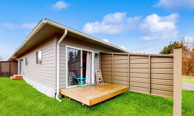 Grayland Apartment | Dog-friendly, 1st-floor studio with hot tub, deck & lovely view, walk to beach
