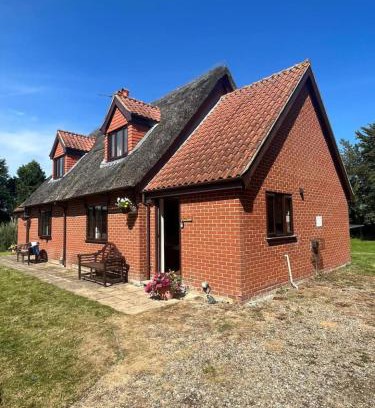 Repps with Bastwick House | Dog friendly 2 bed cottage close to the river Thurne