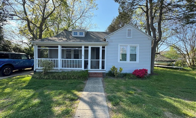 Ocean View House | Dog-friendly 2 bedroom beach bungalow with AC and outdoor fire-pit in Ocean View