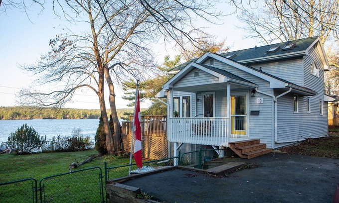Mount Uniacke House | Dog Friendly 3 bedroom Lake House. Fenced Yard