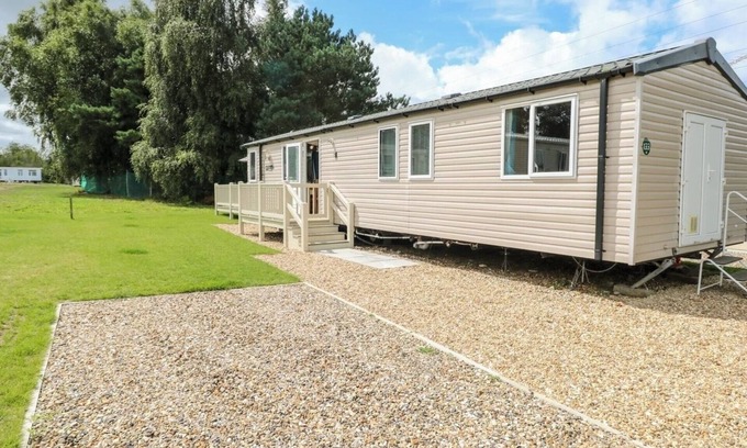 Hopton Ski Chalet | Dog Friendly 3 Bedroom Static Caravan in Fritton