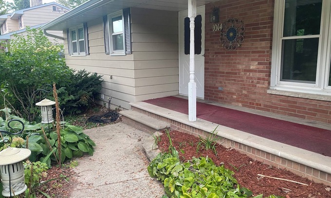 Green Bay House | Dog Friendly 3-bedroom house near Door County, Lambeau Field and on a bus line!