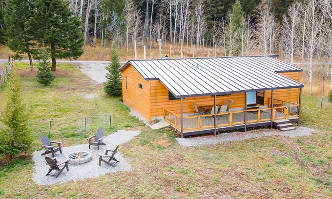 Island Park House | Dog Friendly! 3Br/2Ba,BBQ,Firepit,Pet Friendly,Lakeview,30m 2 YNP,Red Rock Inn