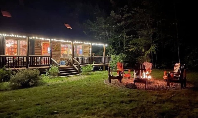Brownfield Cabin | Dog-Friendly 5 Bedroom Log Cabin with Hot Tub in the Heart of Southern Maine