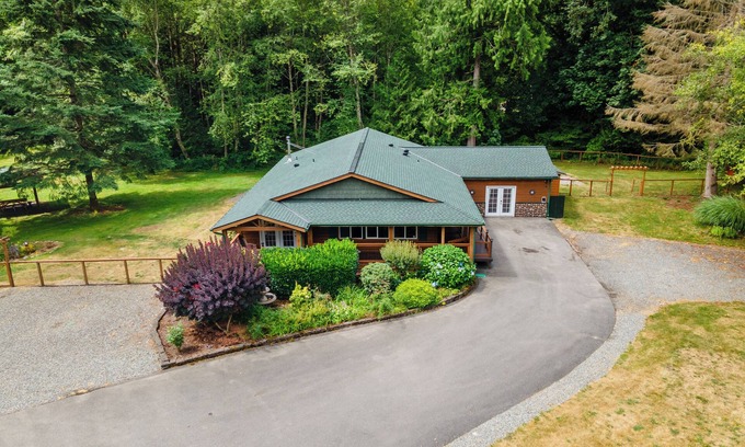 Mirrormont House | Dog Friendly Acreage in Issaquah's Mirrormont Neighborhood with Hiking Access