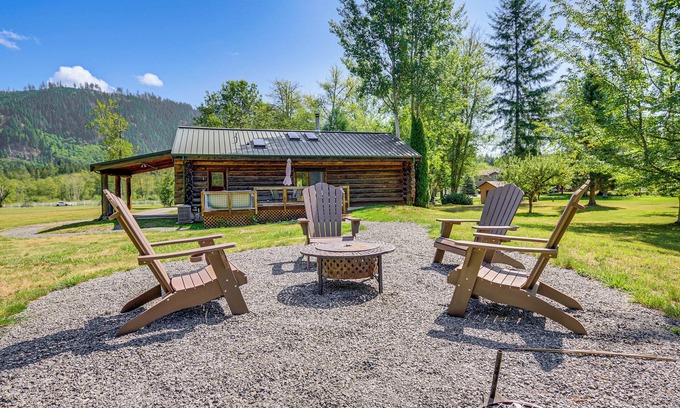 Arlington Heights Cabin | Dog-Friendly Arlington Cabin w/Private Hot Tub!