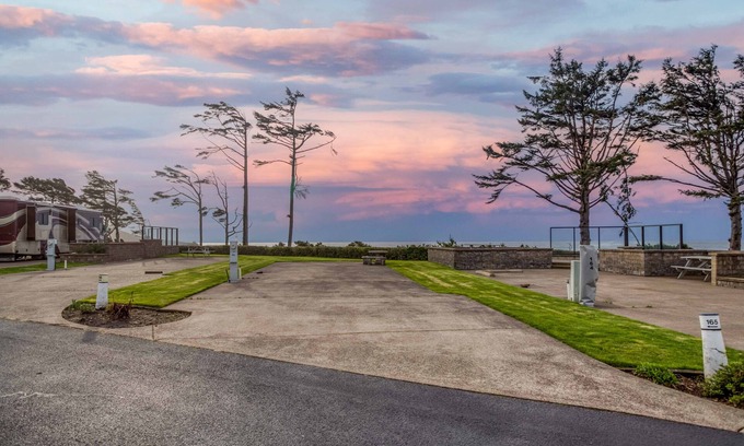 Agate Beach RV Rental | Dog Friendly, Available with 50AMP, 30AMP, Water and Sewer hook up's, WiFi