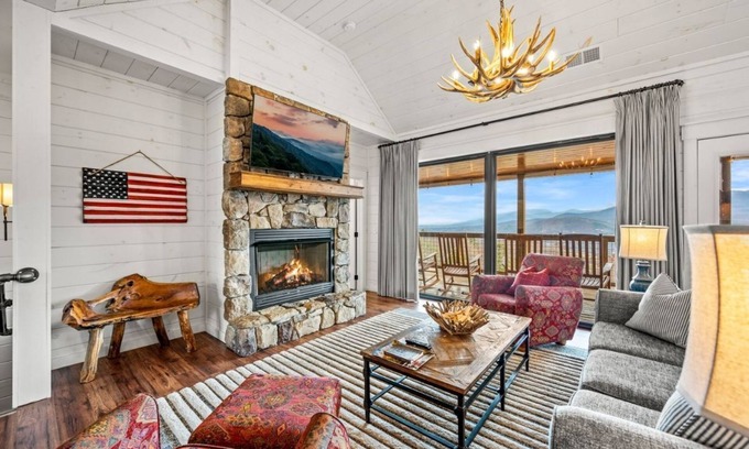 Chalet Village Cabin | dog-friendly | BEST views | hot tub | luxury | free Dollywood tkt | Haven