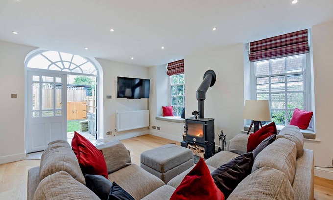 Chipping Norton Cottage | Dog friendly cottage with a hot tub - Vine Cottage