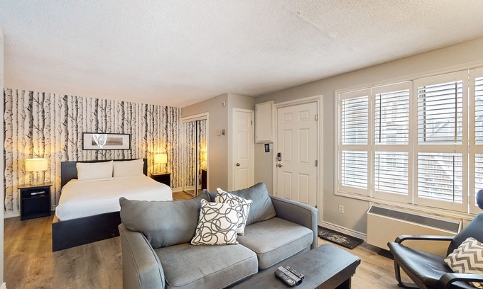 Craigleith Apartment | Dog-friendly condo w/shared pool & tennis - walk to slopes