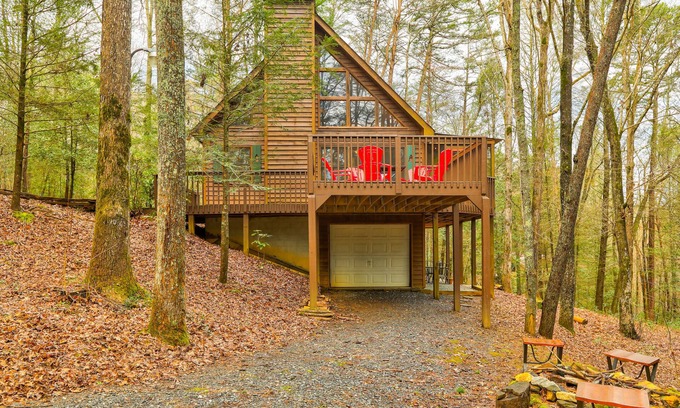 Cashes Valley Cabin | Dog-friendly cabin with game room, fireplace, furnished deck, & washer/dryer