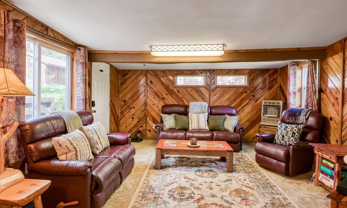 Eagle Nest Cabin | Dog-friendly cabin with lake & mountain views & washer/dryer