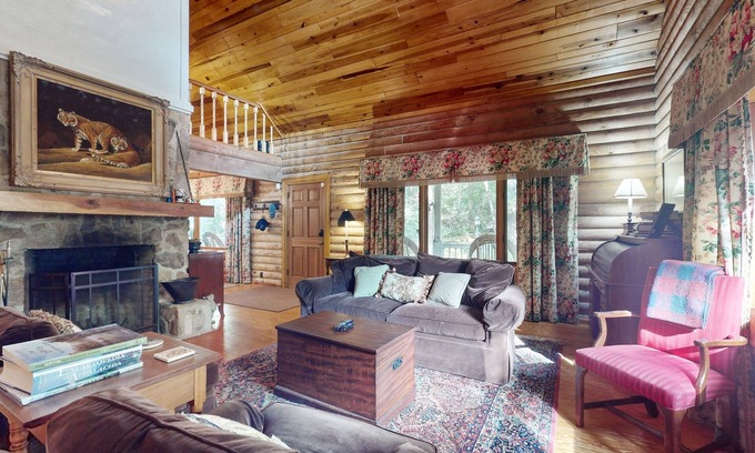 Cashiers Cabin | Dog-friendly cabin with mountain views, wood-burning fireplace, and WiFi