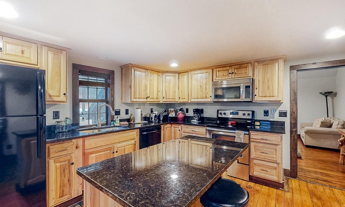 Rogers Cabin | Dog-friendly cabin with washer/dryer & partial AC - near marina