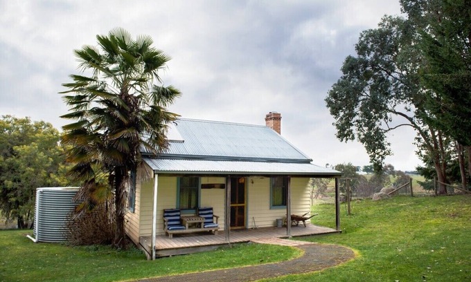 Wooragee Cottage | Dog friendly cosy and comfortable maritime themed cottage