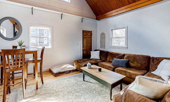 Proctorsville House | Dog-Friendly Cottage with High-Speed WiFi, Firepit, and Washer/Dryer