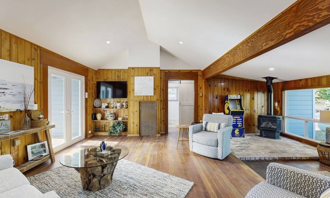 Fort Bragg House | Dog Friendly Cottage Near the Coast & Town w/Large Pvt. Yard, Hot Tub & Grill