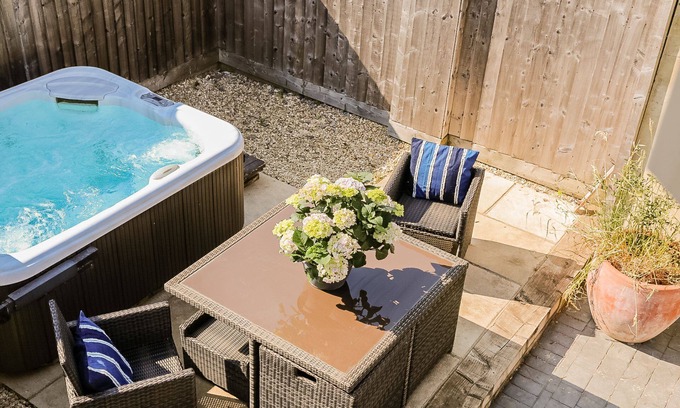 Woodstock Cottage | Dog friendly cottage with hot tub - King's Cottage