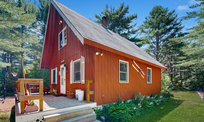 The Bluffs House | Dog-Friendly Cottage w/Free WiFi, Kayak, Firepit, and Wood Stove