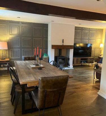 Skipton House | Dog Friendly Cottage with 3 double bedrooms