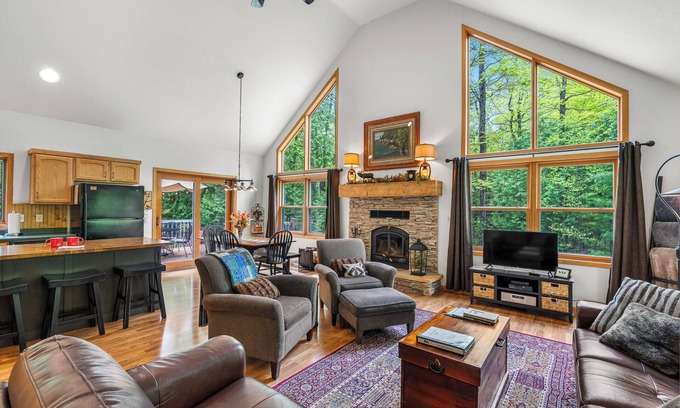 Sturgeon Bay House | Dog-Friendly Door County Cottage | Wooded 3 Acres + Screen Porch + Fire pit