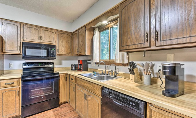 Eden Prairie Condo | Dog-Friendly Eden Prairie Escape: Near Beach!